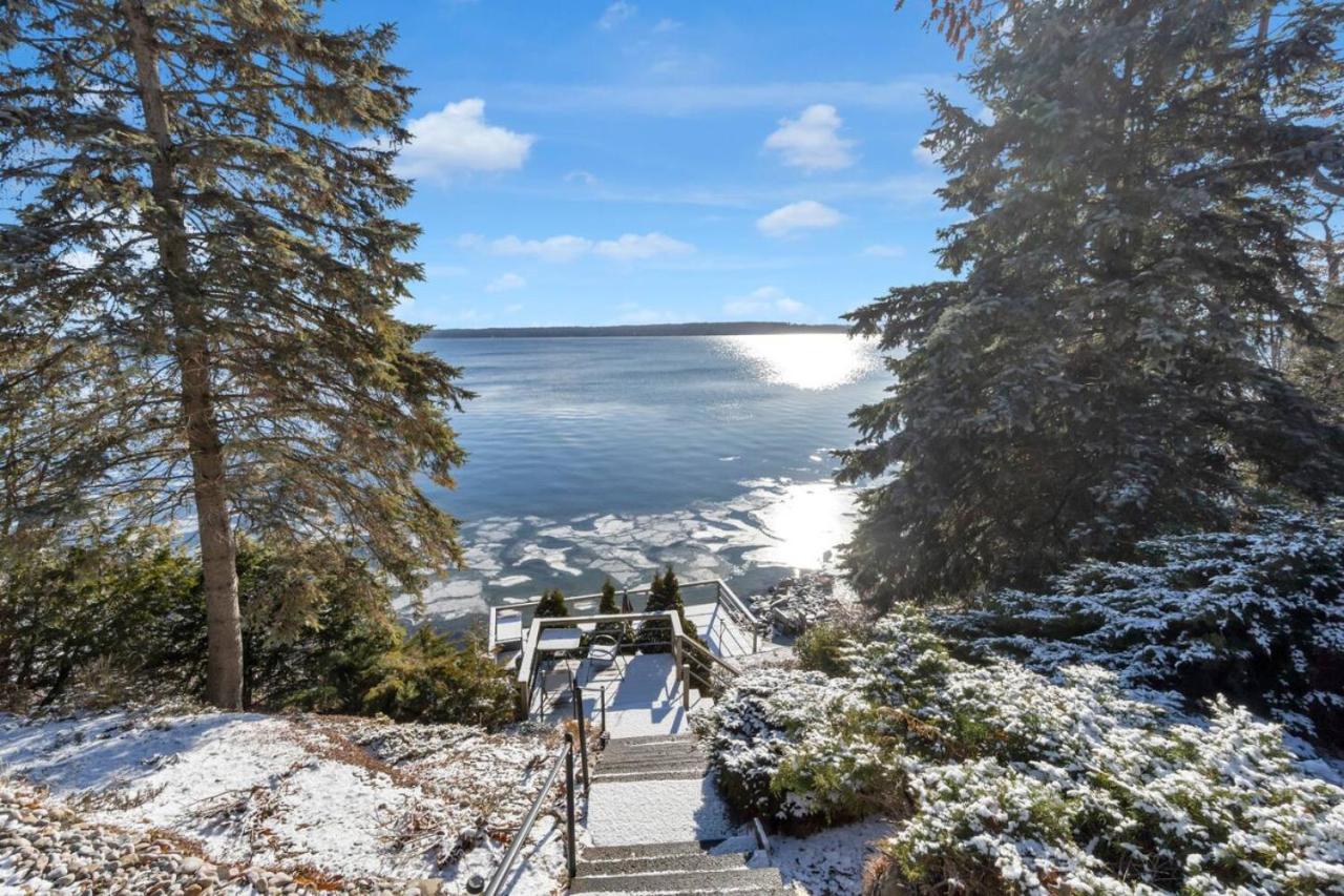 Stunning 4BR Cottage with Lake View