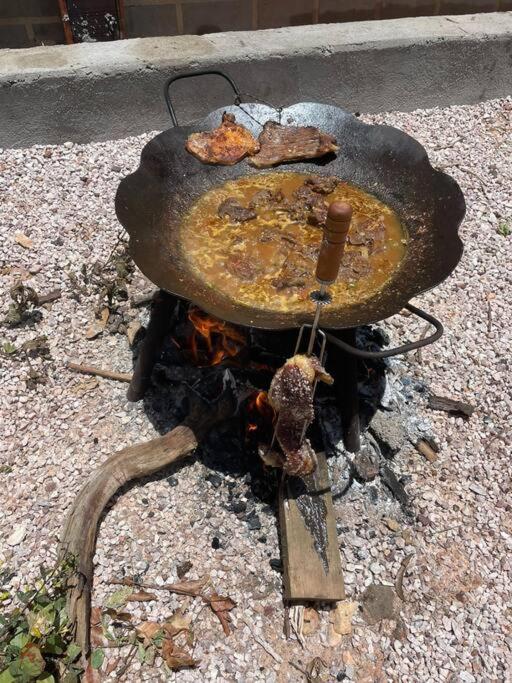 Chalés do AVOHAY, lindo chalé com privativa banheira hidromassagem aquecida, apenas 2 minutos da Vila de São Jorge Chalé Guita