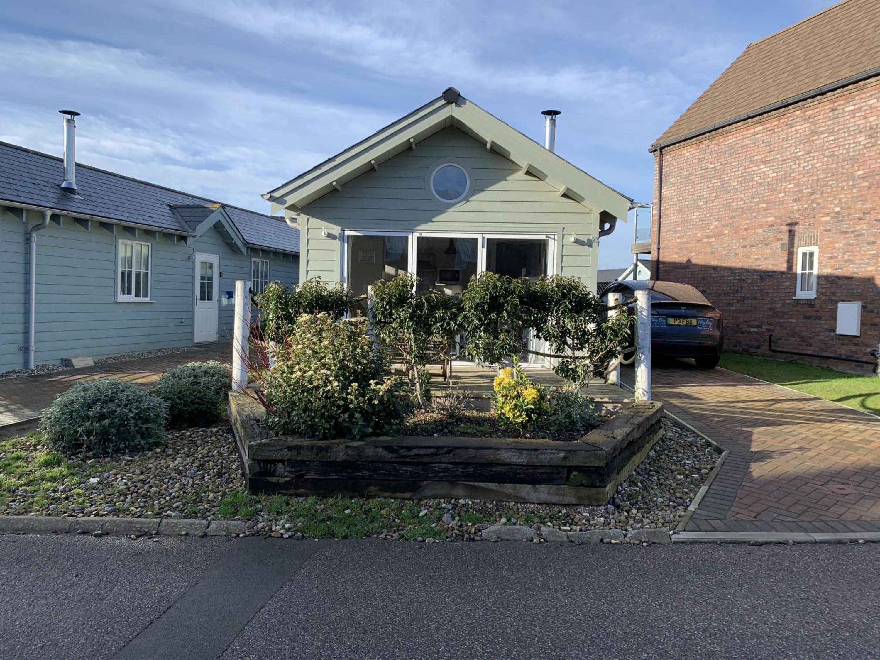 Sophies, The Bay, 2 bedrooms with ensuites, parking with EV point, 2 dogs welcome
