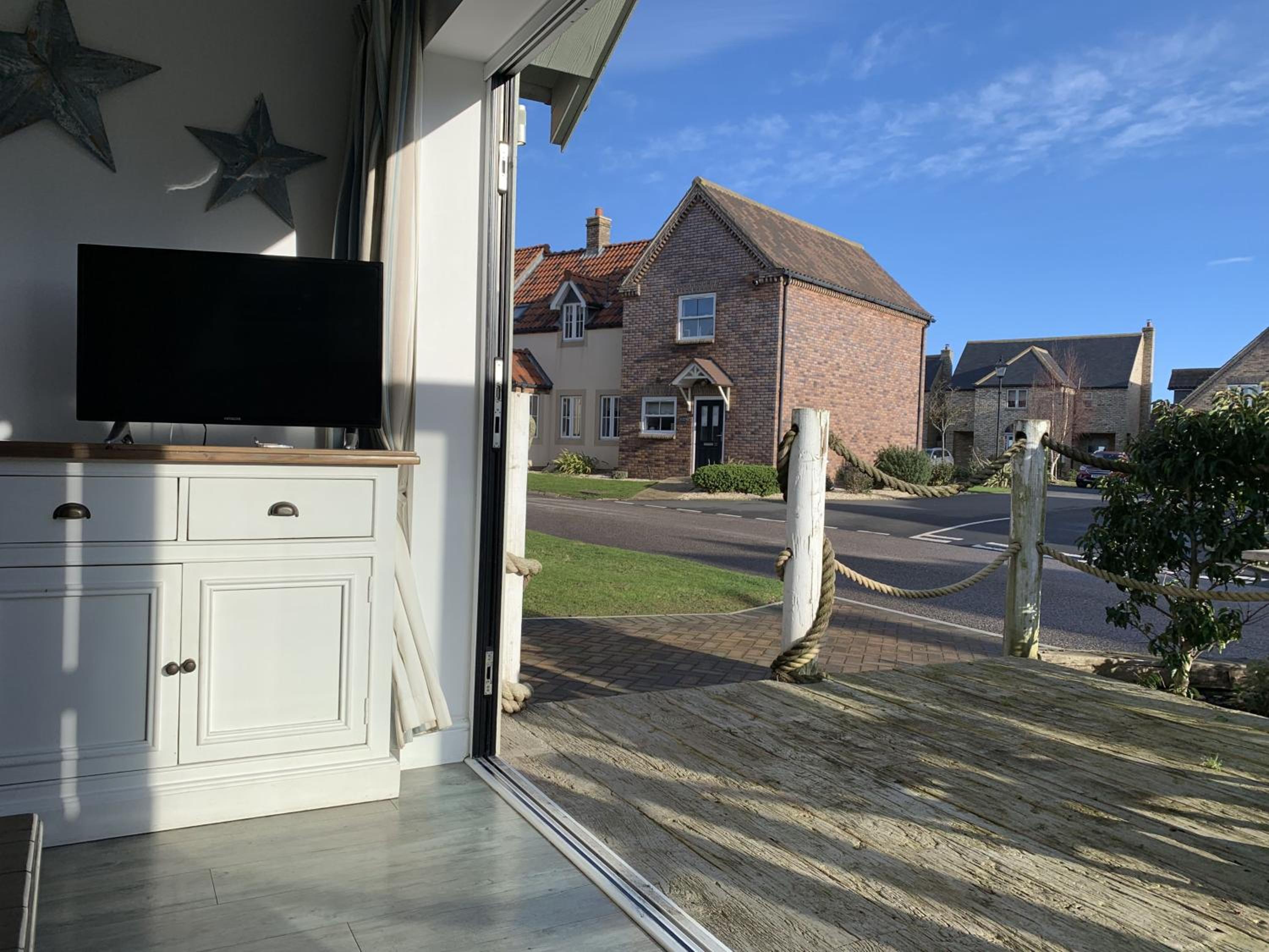 Sophies, The Bay, 2 bedrooms with ensuites, parking with EV point, 2 dogs welcome