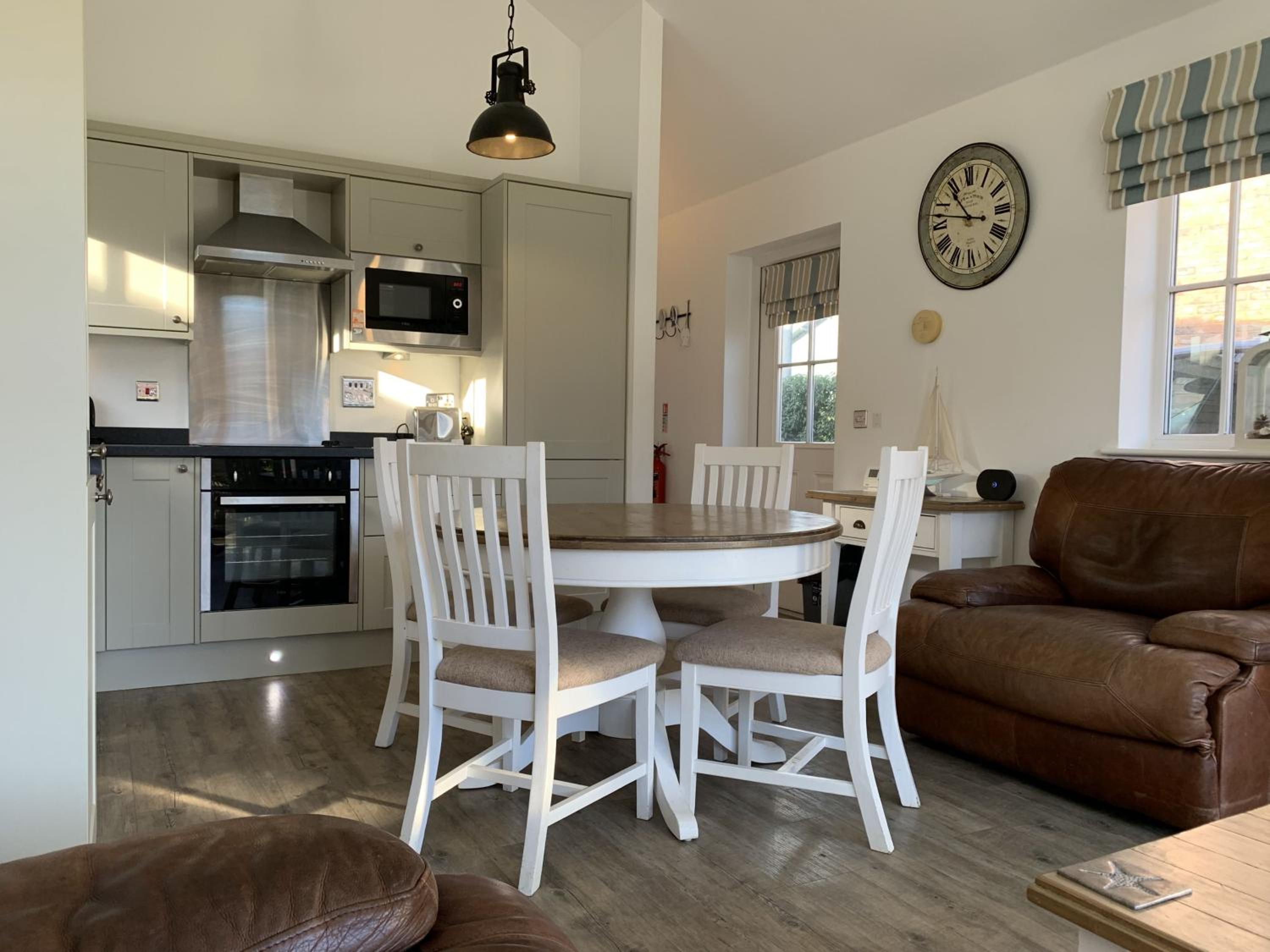 Sophies, The Bay, 2 bedrooms with ensuites, parking with EV point, 2 dogs welcome