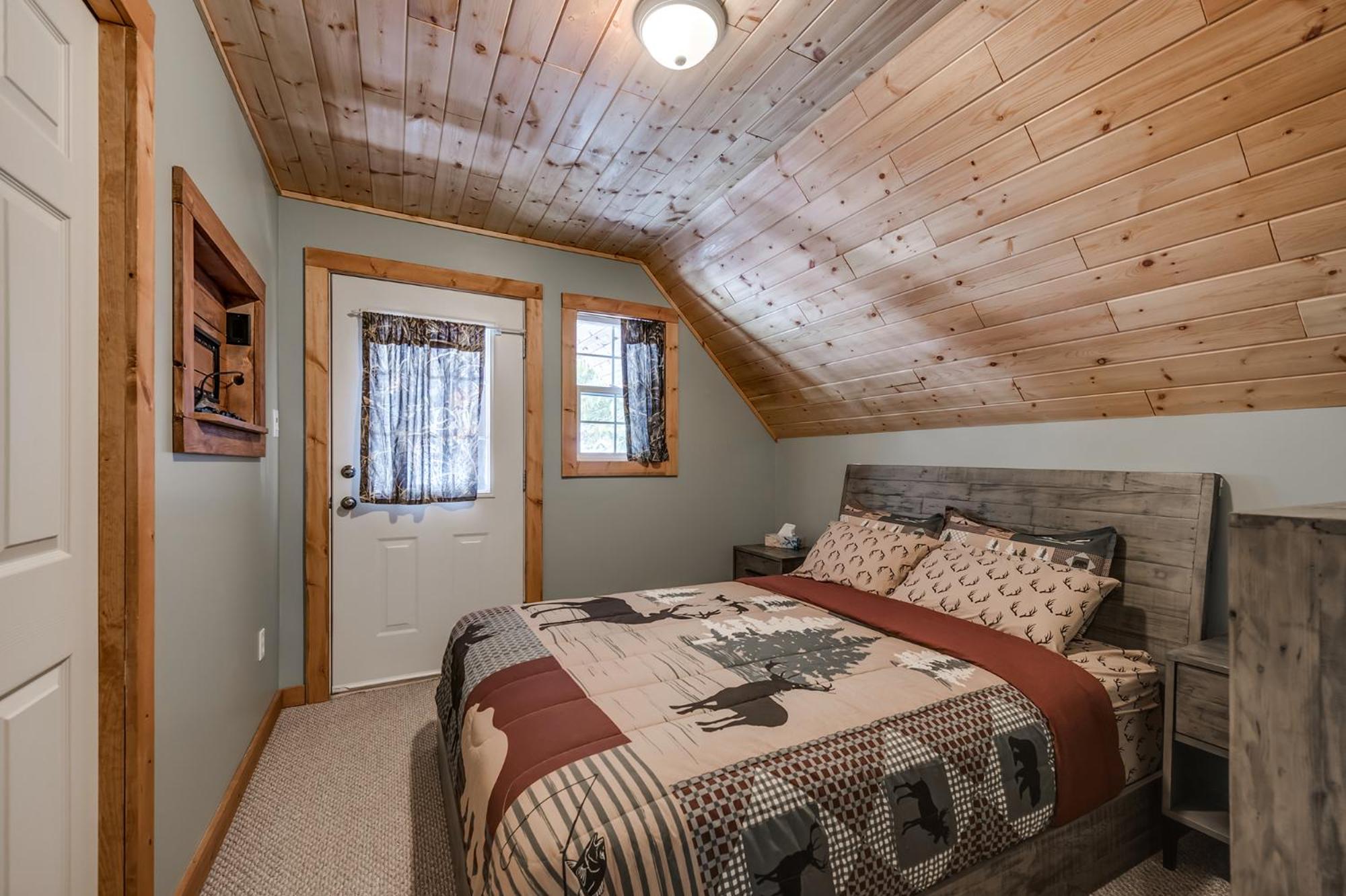 Whiskey Jack, 4 Bedroom Cabin with Outdoor Firepit