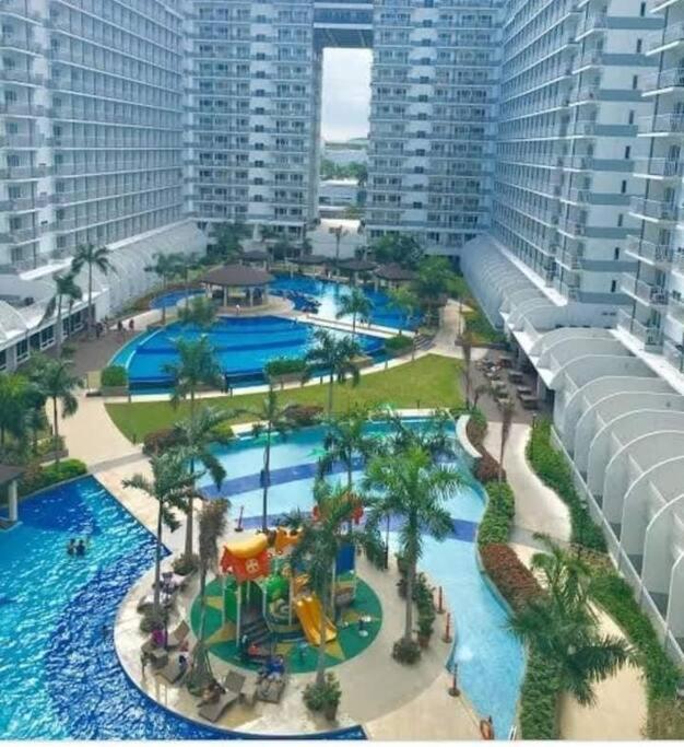 SHELL RESIDENCE C23 Shortwalk MOA Balcony poolview