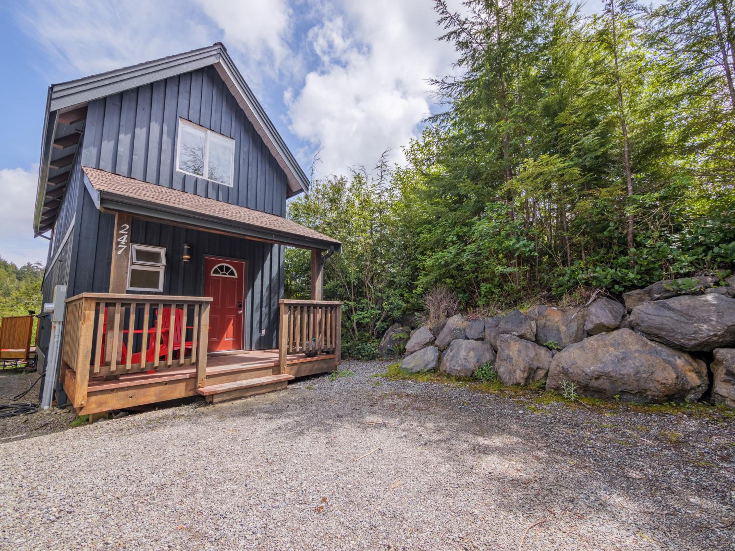 Bear Coast, Cabin with Hot Tub, Patio, and Waterview