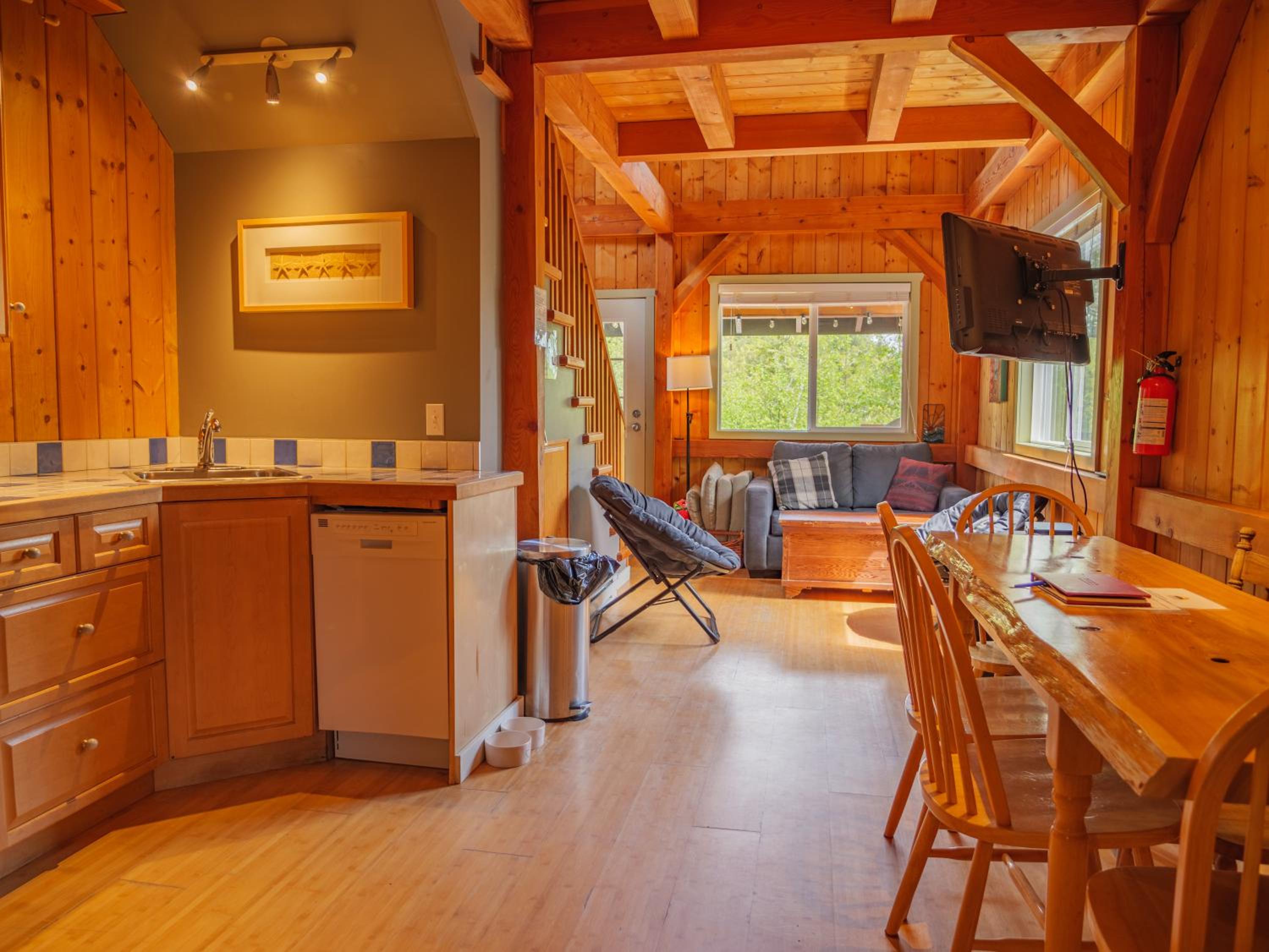 Bear Coast, Cabin with Hot Tub, Patio, and Waterview