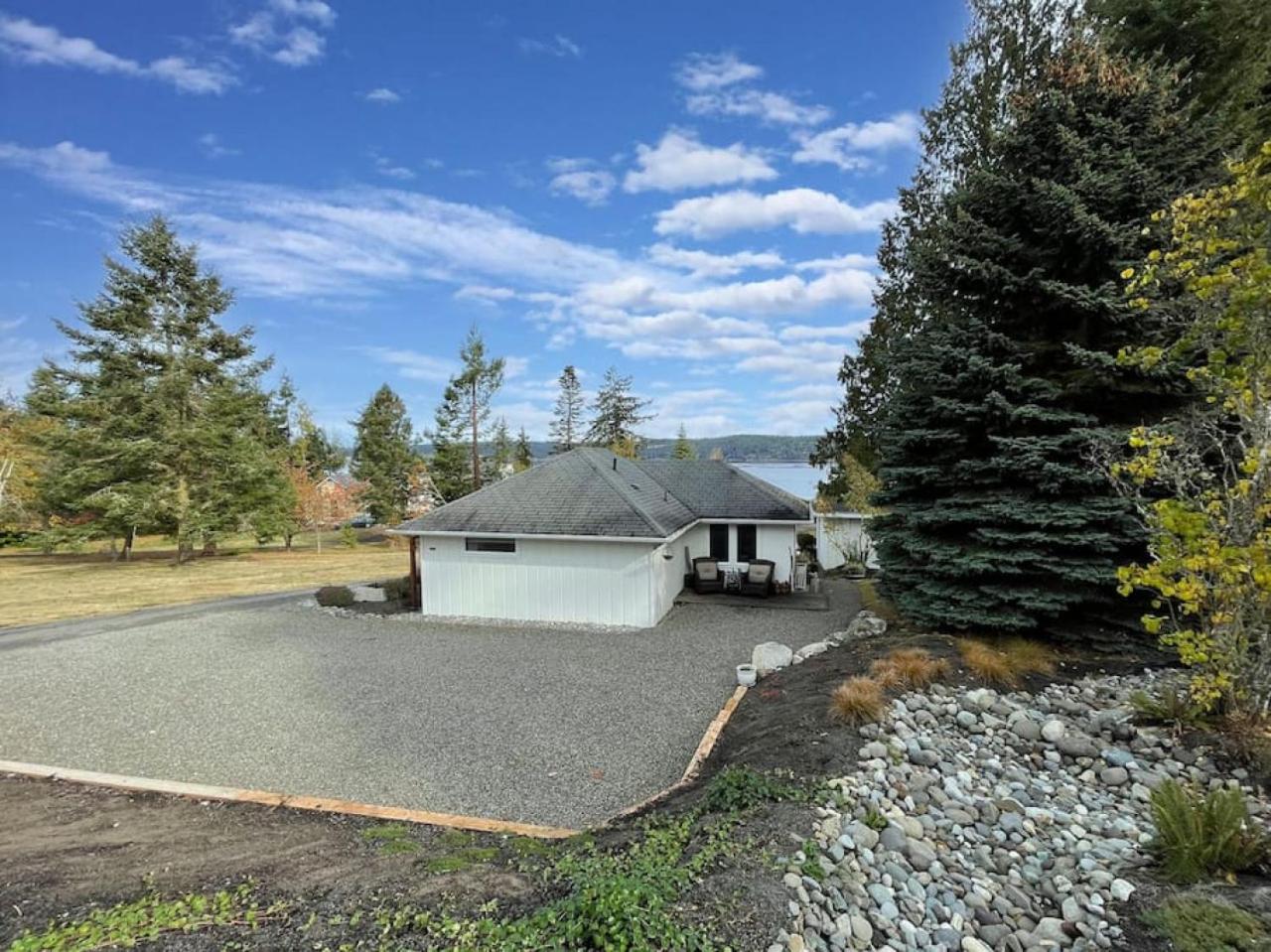 Cottage on the Bay- Hot Tub, Beach, Dock, Kayaks view 3