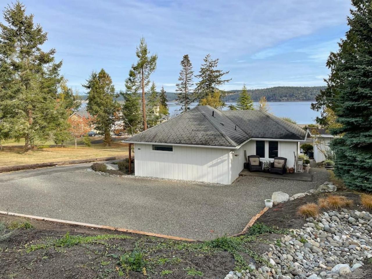 Cottage on the Bay- Hot Tub, Beach, Dock, Kayaks view 5