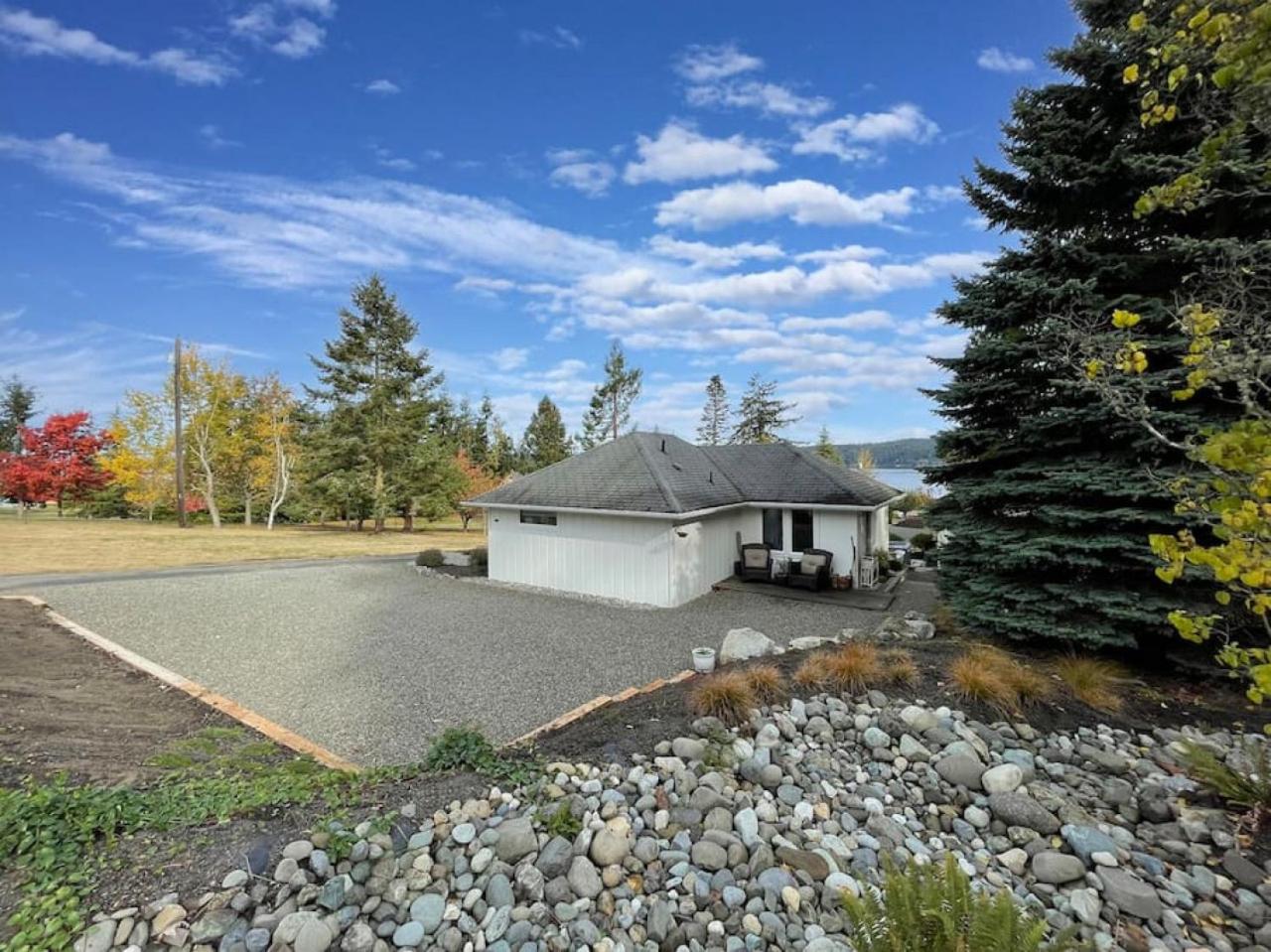 Cottage on the Bay- Hot Tub, Beach, Dock, Kayaks view 4