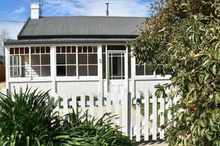 The Baker's Cottage in the Heart of Richmond Sleeps 6