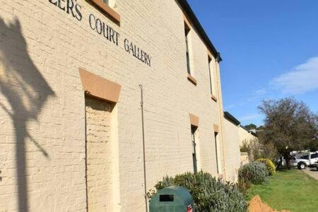 The Baker's Cottage in the Heart of Richmond Sleeps 6