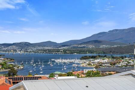City Lights Getaway 6Kms from CBD, Sleeps10