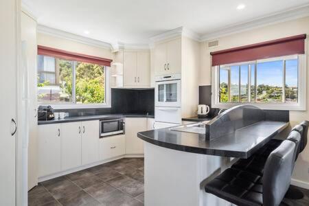 City Lights Getaway 6Kms from CBD, Sleeps10