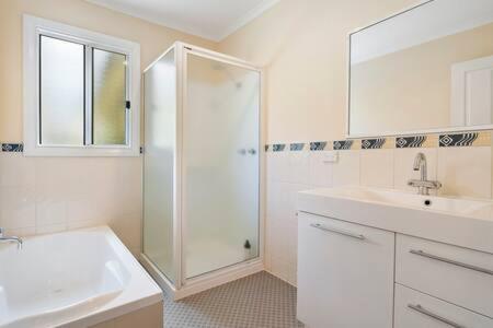 City Lights Getaway 6Kms from CBD, Sleeps10