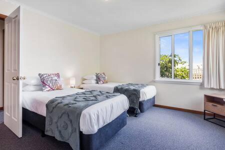 City Lights Getaway 6Kms from CBD, Sleeps10