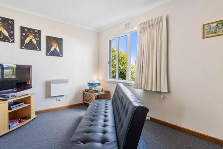 City Lights Getaway 6Kms from CBD, Sleeps10