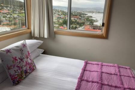 City Lights Getaway 6Kms from CBD, Sleeps10