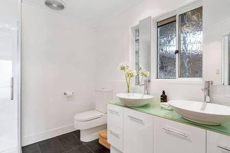 Hidden Bay Retreat-5 Bed- 15min to Hobart