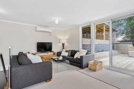 Hidden Bay Retreat-5 Bed- 15min to Hobart