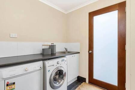 Hidden Bay Retreat-5 Bed- 15min to Hobart
