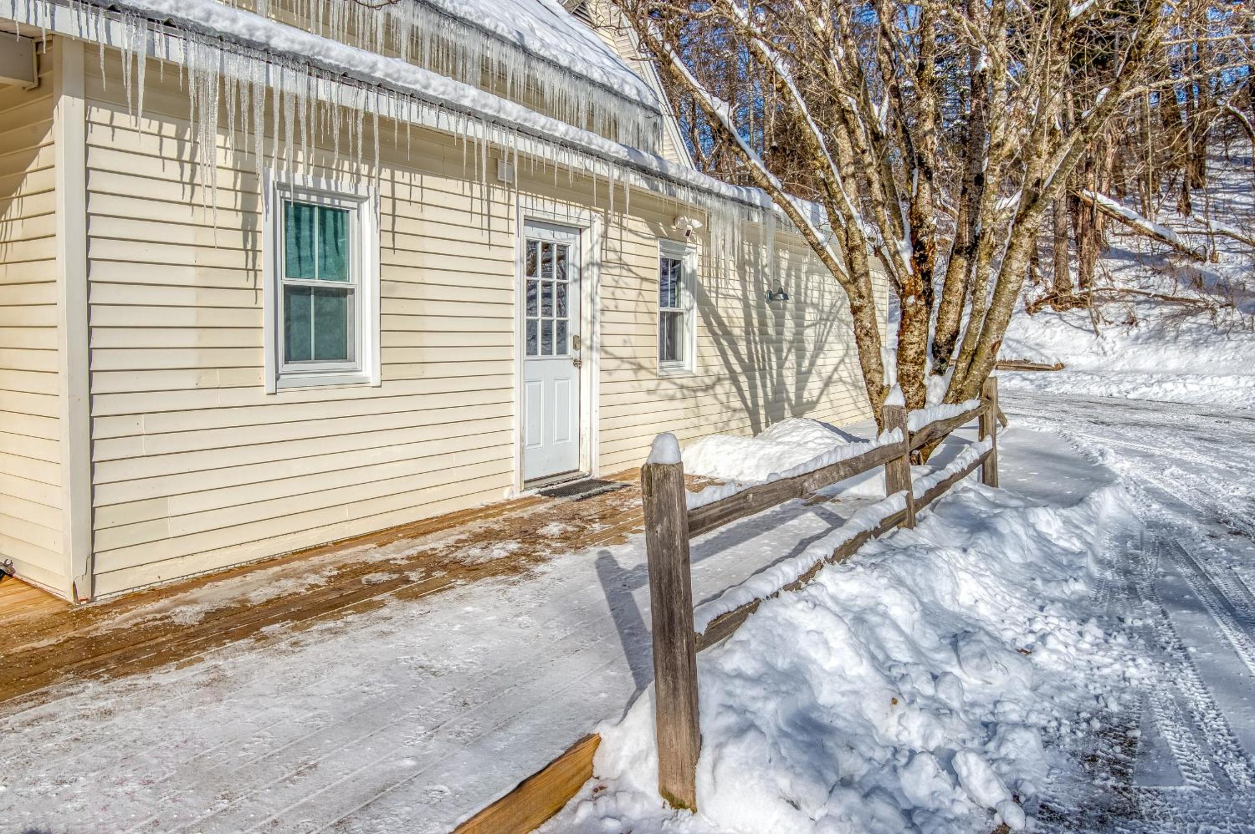 Modern Cozy Apt Hiking Skiing Touring 1st Floor view 5