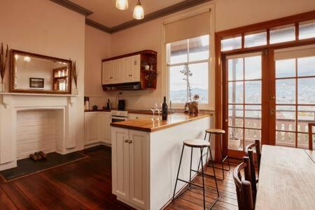 Historic Home close to CBD 3Brm with views