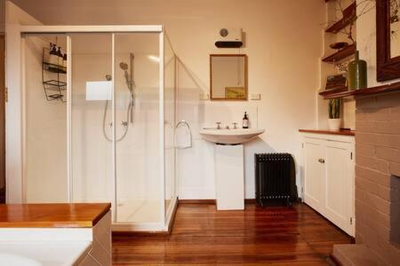 Historic Home close to CBD 3Brm with views