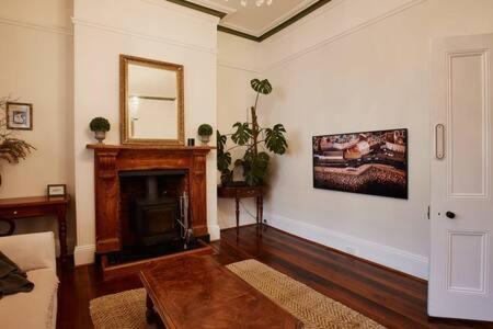 Historic Home close to CBD 3Brm with views