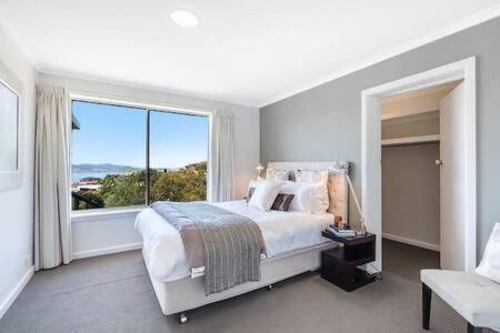 House on the Hill with a View-Sleeps 12