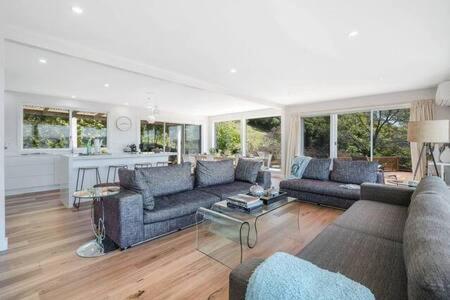 House on the Hill with a View-Sleeps 12