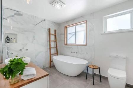 House on the Hill with a View-Sleeps 12