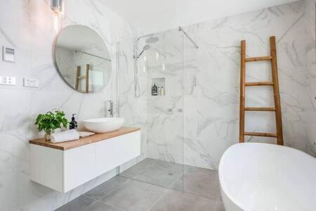 House on the Hill with a View-Sleeps 12