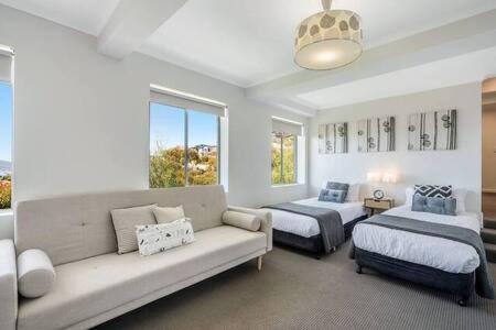 House on the Hill with a View-Sleeps 12
