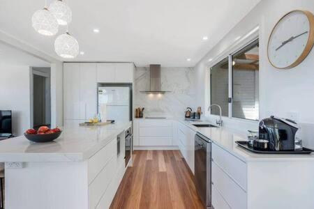 House on the Hill with a View-Sleeps 12