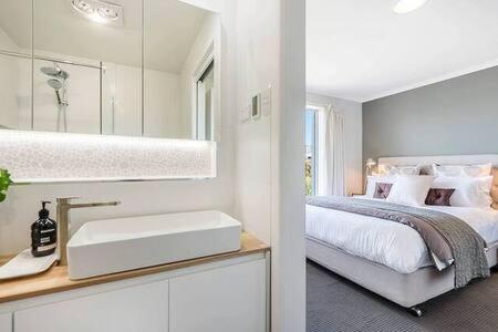 House on the Hill with a View-Sleeps 12