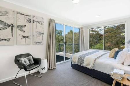 House on the Hill with a View-Sleeps 12