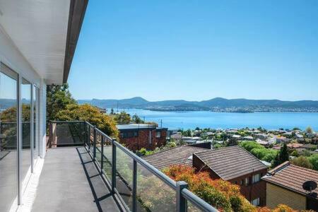 House on the Hill with a View-Sleeps 12