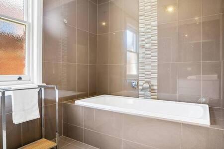 Charming inner city home excellent base in Hobart