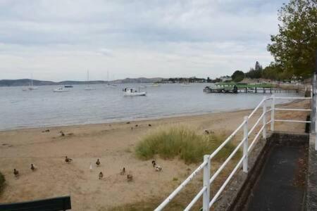 Modern 1 bed-walk Casino riverfront 5 mins to CBD