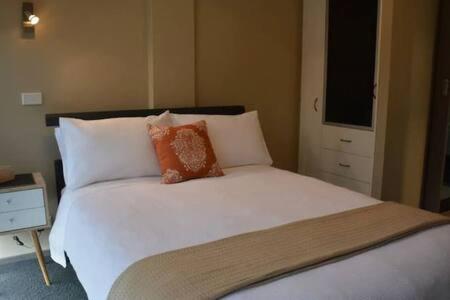 Modern 1 bed-walk Casino riverfront 5 mins to CBD