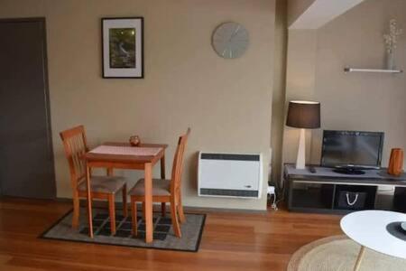 Modern 1 bed-walk Casino riverfront 5 mins to CBD