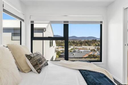 Mountain View Villa-close to shops-10min to CBD