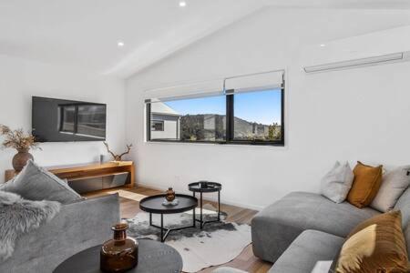 Mountain View Villa-close to shops-10min to CBD