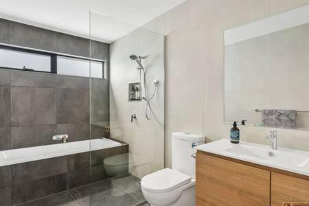 Mountain View Villa-close to shops-10min to CBD