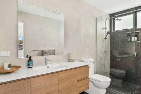 Mountain View Villa-close to shops-10min to CBD