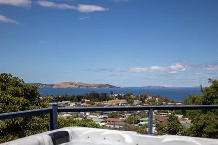 River View Holiday House Sleeps 8 10min to CBD