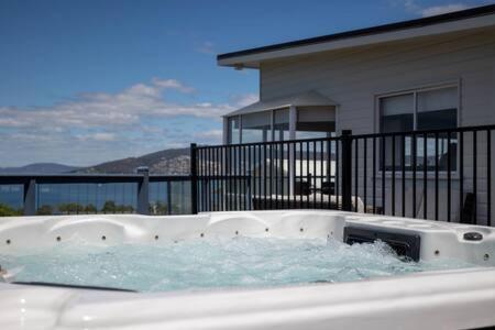 River View Holiday House Sleeps 8 10min to CBD