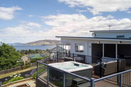 River View Holiday House Sleeps 8 10min to CBD