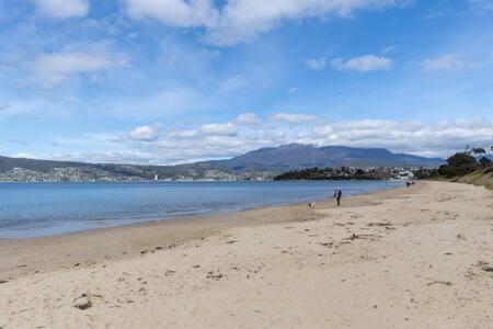 River View Holiday House Sleeps 8 10min to CBD
