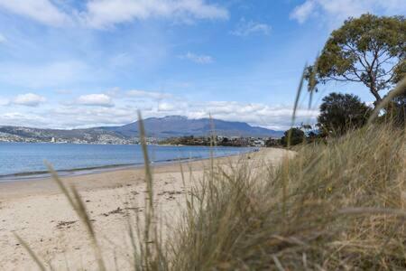 River View Holiday House Sleeps 8 10min to CBD