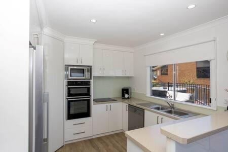 River View Holiday House Sleeps 8 10min to CBD